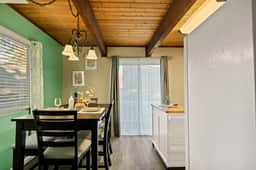 Cozy & New Turquoise Bear cabin w/ Deck & Hot Tub