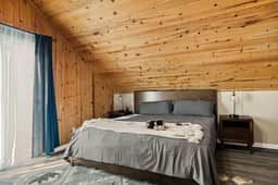 Cozy & New Turquoise Bear cabin w/ Deck & Hot Tub