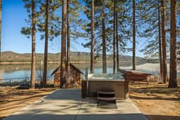 Lakefront Pines w/ Hot Tub, w/ Panoramic Views