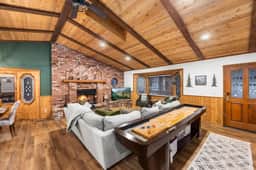 Nest and Needles: Perfect Nature Retreat with Hot Tub