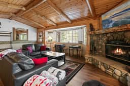Peaceful Shady Bear, Hot Tub & Wood Fireplace