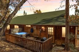 Peaceful Shady Bear, Hot Tub & Wood Fireplace