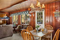 Snuggle Down Cottage, near Village w Mtn Views