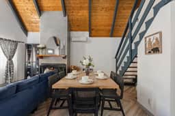 Cozy Bear Cabin, Near Slopes w/ EV charger, Deck