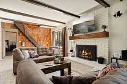 Marin Lodge, Near Slopes w/ Large Backyard, Pets