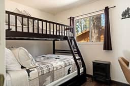 Marin Lodge, Near Slopes w/ Large Backyard, Pets