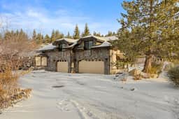 Roaring Lion Luxury Lodge| Lake Views & Hot tub