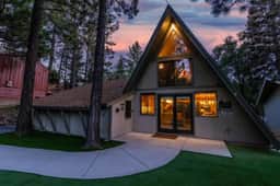 Treehouse Cottage A-Frame + Games + Spa + BBQ