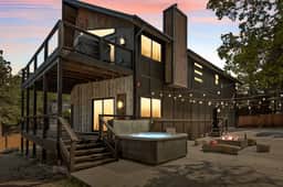 Urban Manor, Walk 2 Bear Mtn & Hot Tub w Firepit