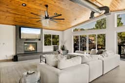 Urban Manor, Walk 2 Bear Mtn & Hot Tub w Firepit