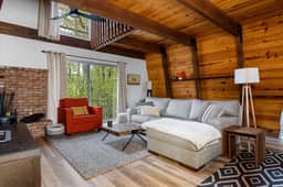 Alta Vista Gambrel Cabin w Hot Tub in Moonridge
