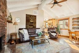 Alpine Crest w BBQ & Fully Fenced Pet Friendly