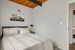 Bruno's Chic Bungalow: Walk 2 Village & Lake