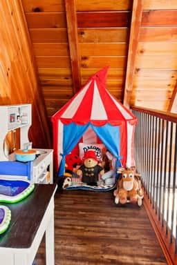 Paddington Manor, Loft Cabin, Hot Tub & Game Room