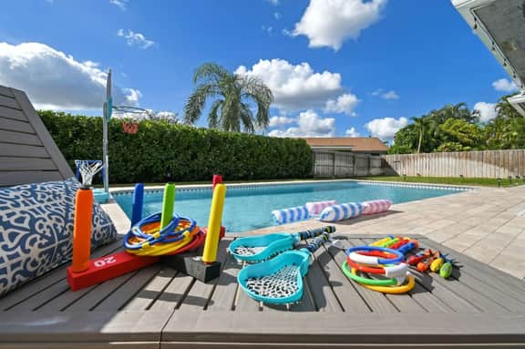 5BR Lux WEF Mins to Palm Beach Pool Home + Game Room *NEW Arcade + AC