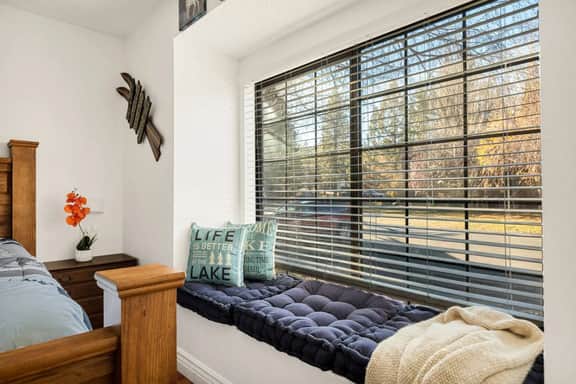 Cozy 3BR Knotty Pine, Near Lake & Trails w Deck