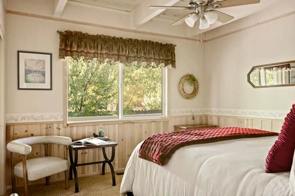 4BR Lakefront Vibes Getaway | Dock, Spa & Games