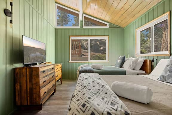 Lark Lookout, 2BR Near Slopes & Lake with Hot Tub