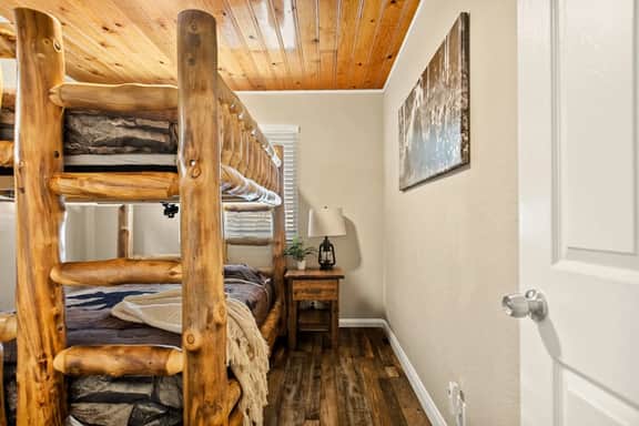 Lawliss Hideout, Steps to Village w/ Hot Tub