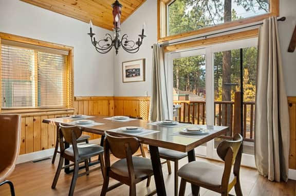 3BR Llama Bear Lodge | Hot Tub, Views & Game Room