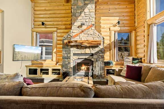 Luxurious Coyote Flat w/ Lake Views & Game Room