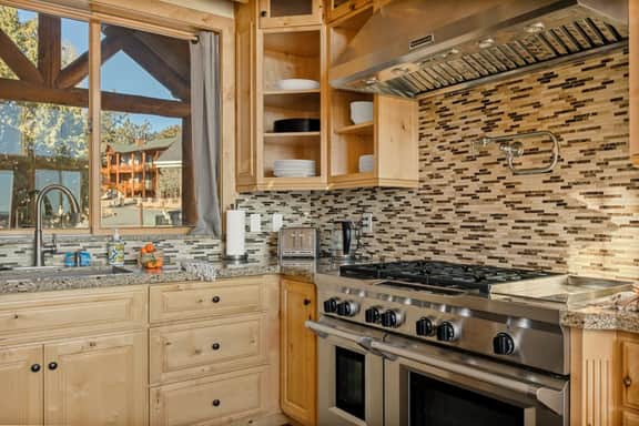 Luxurious Coyote Flat w/ Lake Views & Game Room