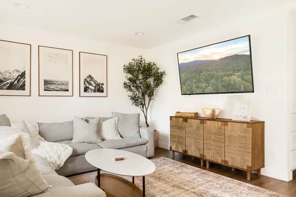 3BR Modern Hideaway w Game Room