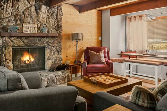Moonridge Alpine Retreat | Fireplace & Pets