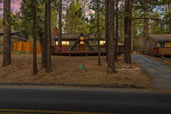 Pinecone Den| Hot Tub Near Slopes in Fox Farm