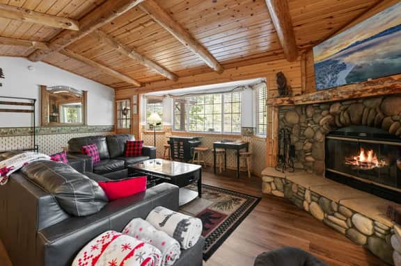 Peaceful Shady Bear, Hot Tub & Wood Fireplace