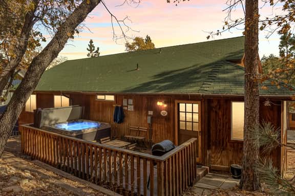 Peaceful Shady Bear, Hot Tub & Wood Fireplace