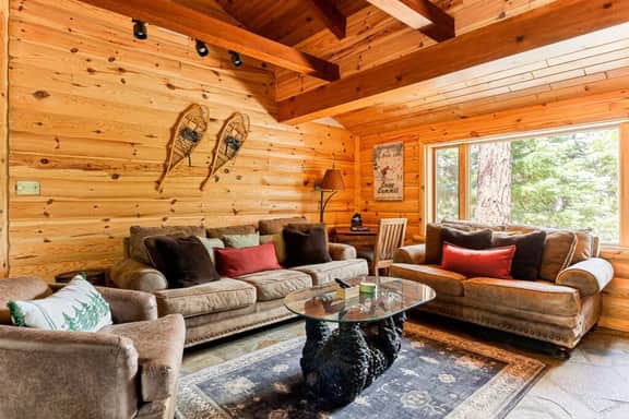 Shasta Pines + Hot Tub + Dog Friendly + EV Plug Provided