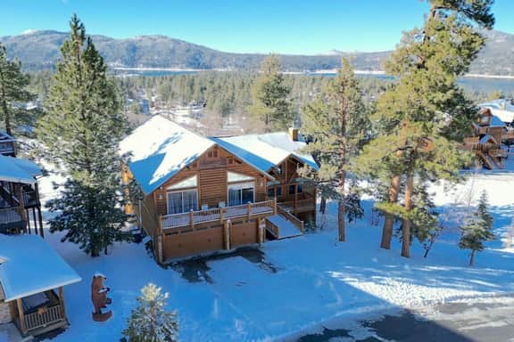 Sky High Ultimate Lodge, Hot Tub & Lake Views