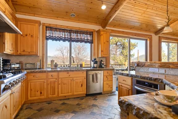 Sky High Ultimate Lodge, Hot Tub & Lake Views