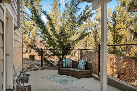 Snuggle Down Cottage, near Village w Mtn Views