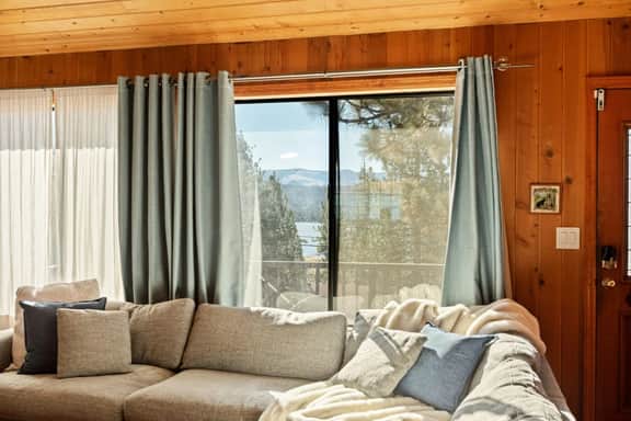 Solstice Shores Chalet, Hot Tub and Lake Views