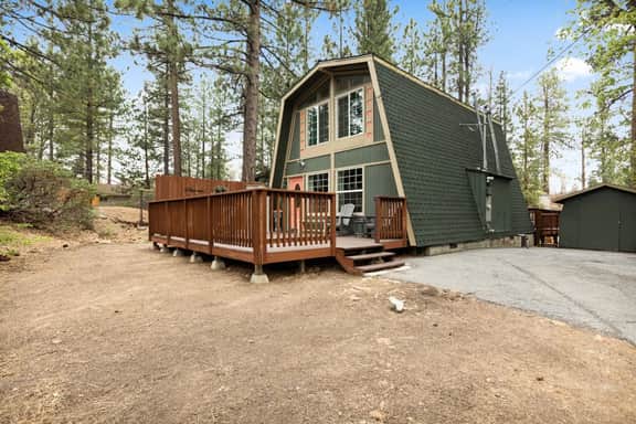 Swiss Bliss, Ideal Location w Hot Tub & BBQ