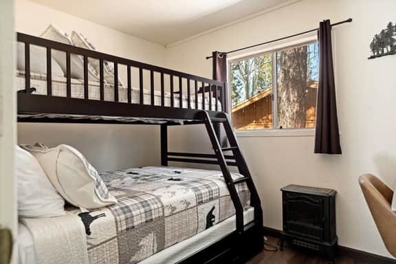 Marin Lodge, Near Slopes w/ Large Backyard, Pets