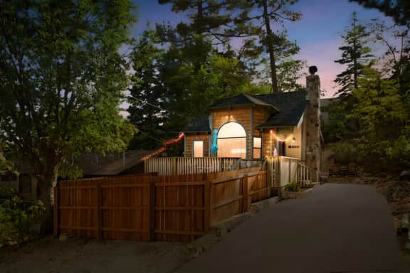 2BR Acorn Cottage w Fireplace, Hot Tub & BBQ
