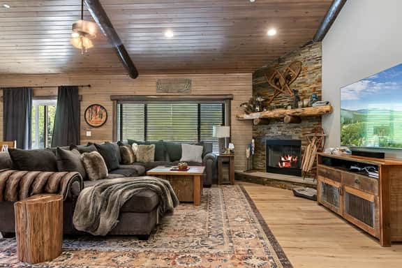 Eagle Creek Hot Tub, Game Room, Private Sled Hill