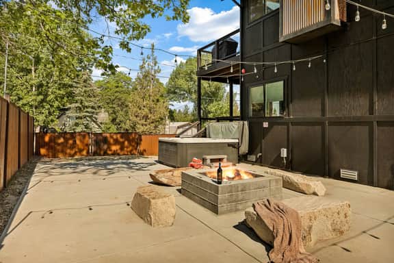 Urban Manor, Walk 2 Bear Mtn & Hot Tub w Firepit