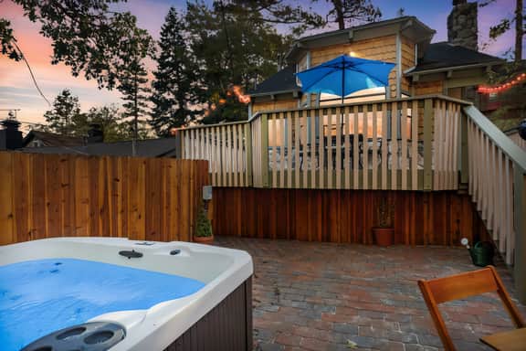 2BR Acorn Cottage w Fireplace, Hot Tub & BBQ