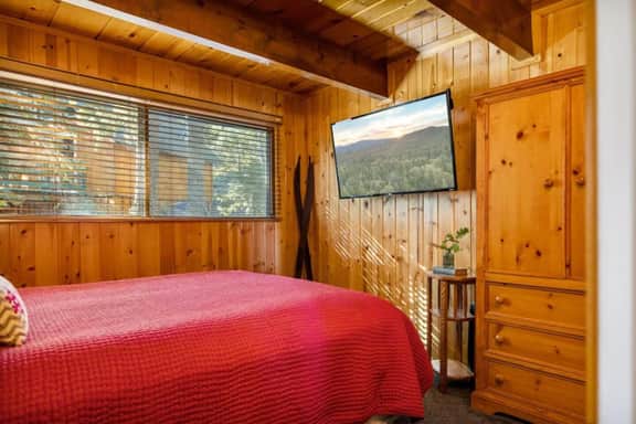 3BR Alpen Haus w Sauna, Hot Tub, Game Room & BBQ