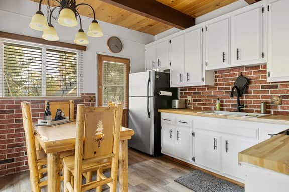 Alta Vista Gambrel Cabin w Hot Tub in Moonridge