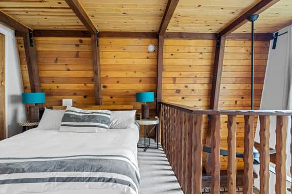 Alta Vista Gambrel Cabin w Hot Tub in Moonridge