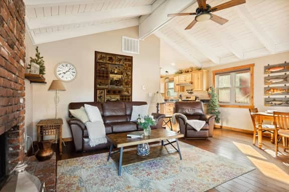 Alpine Crest w BBQ & Fully Fenced Pet Friendly