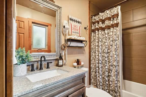 Alpine Crest w BBQ & Fully Fenced Pet Friendly