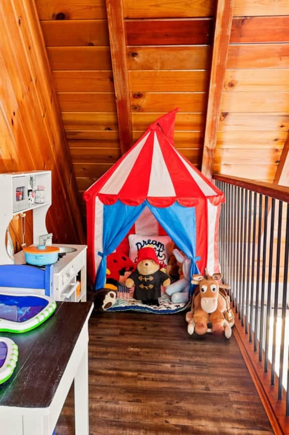 Paddington Manor, Loft Cabin, Hot Tub & Game Room