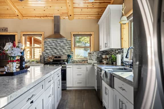 High Altitude Modern Retreat, Game Room & Hot Tub