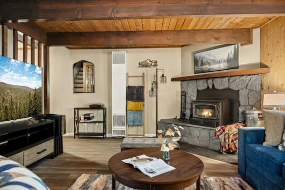 Cozy & New Turquoise Bear cabin w/ Deck & Hot Tub